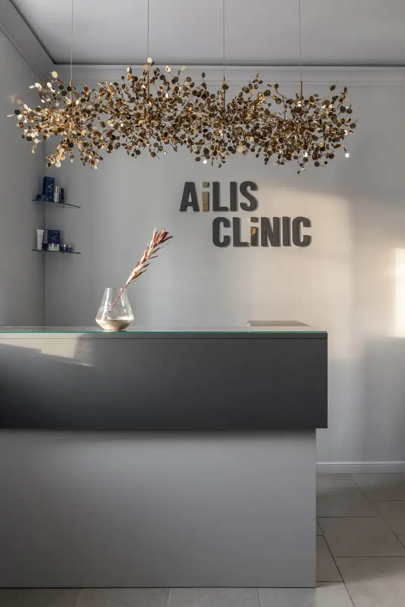 Ресепшен клиники косметологии AiLIS с дизайнерской люстрой